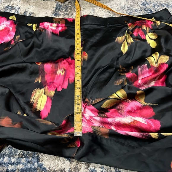 Torrid Blair Floral Wide Leg Satin High Rise Pants Size 6T - Picture 8 of 10